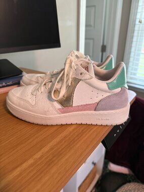 Victoria Sneakers
